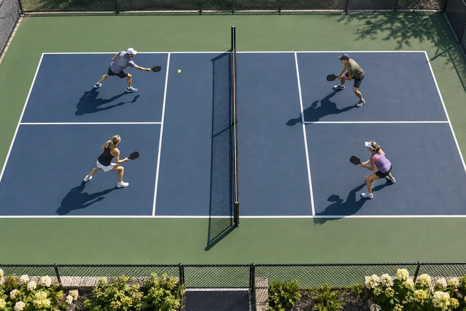Draufsicht auf Startpositionen und gemeinsame Bewegung im Pickleball-Doppel