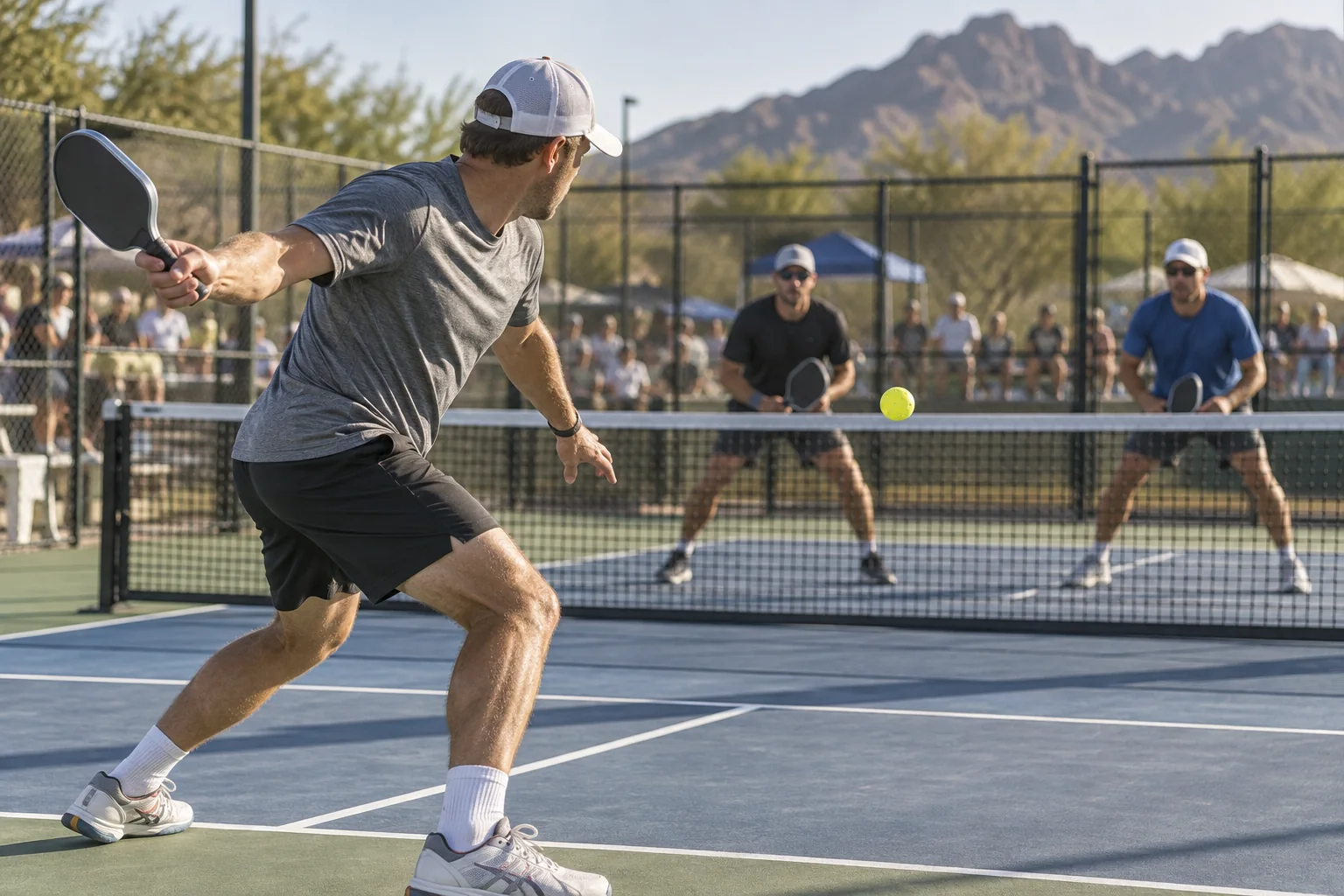 Người chơi pickleball chuẩn bị đánh cú drive thứ ba từ cuối sân