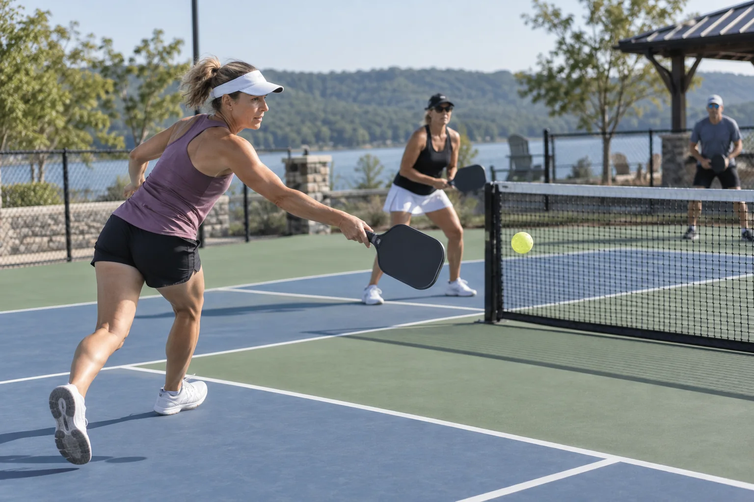 Người chơi pickleball đánh cú drive vào đối thủ đang ở khu vực bếp