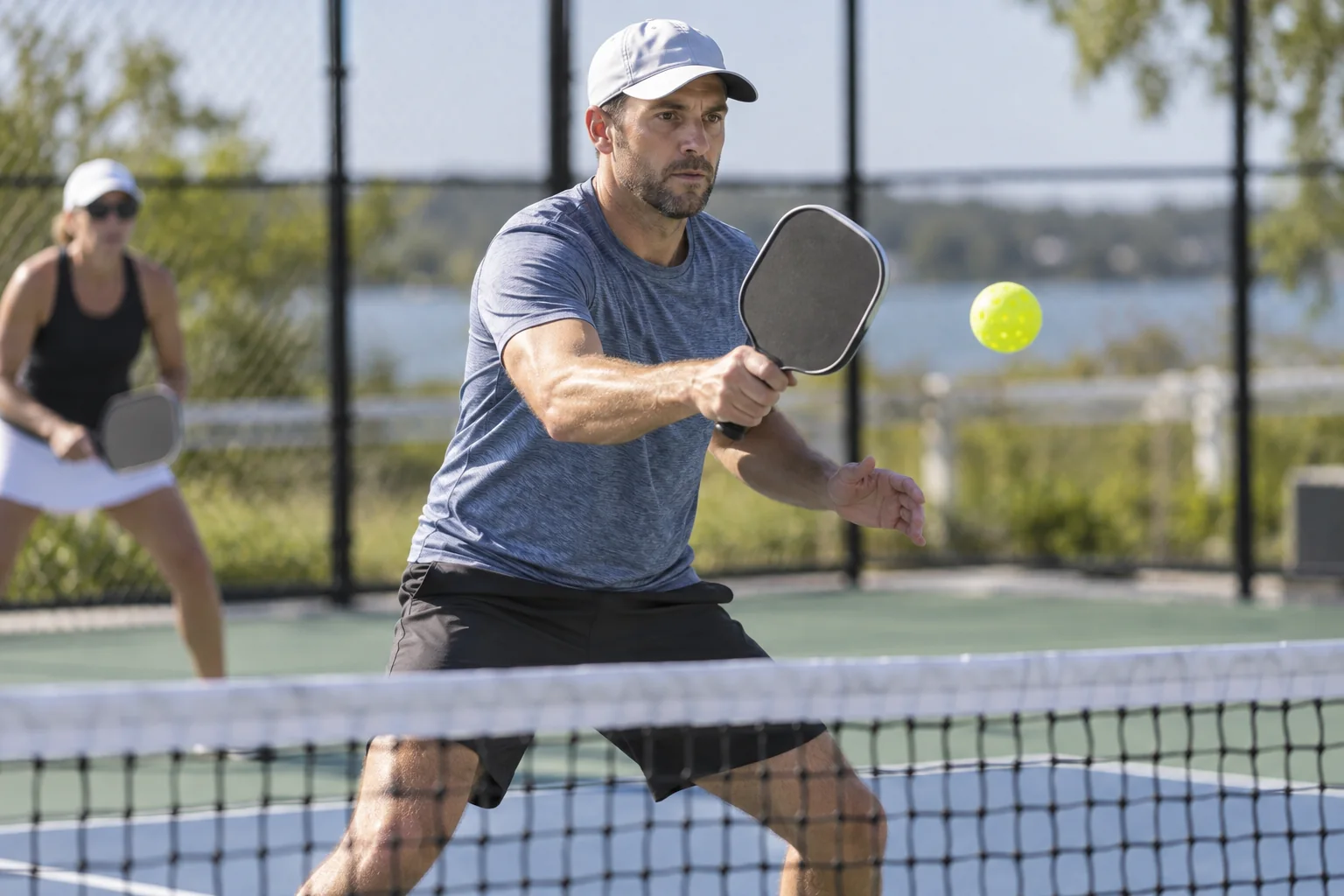 Người chơi pickleball thực hiện cú volley ngắn ở vạch bếp