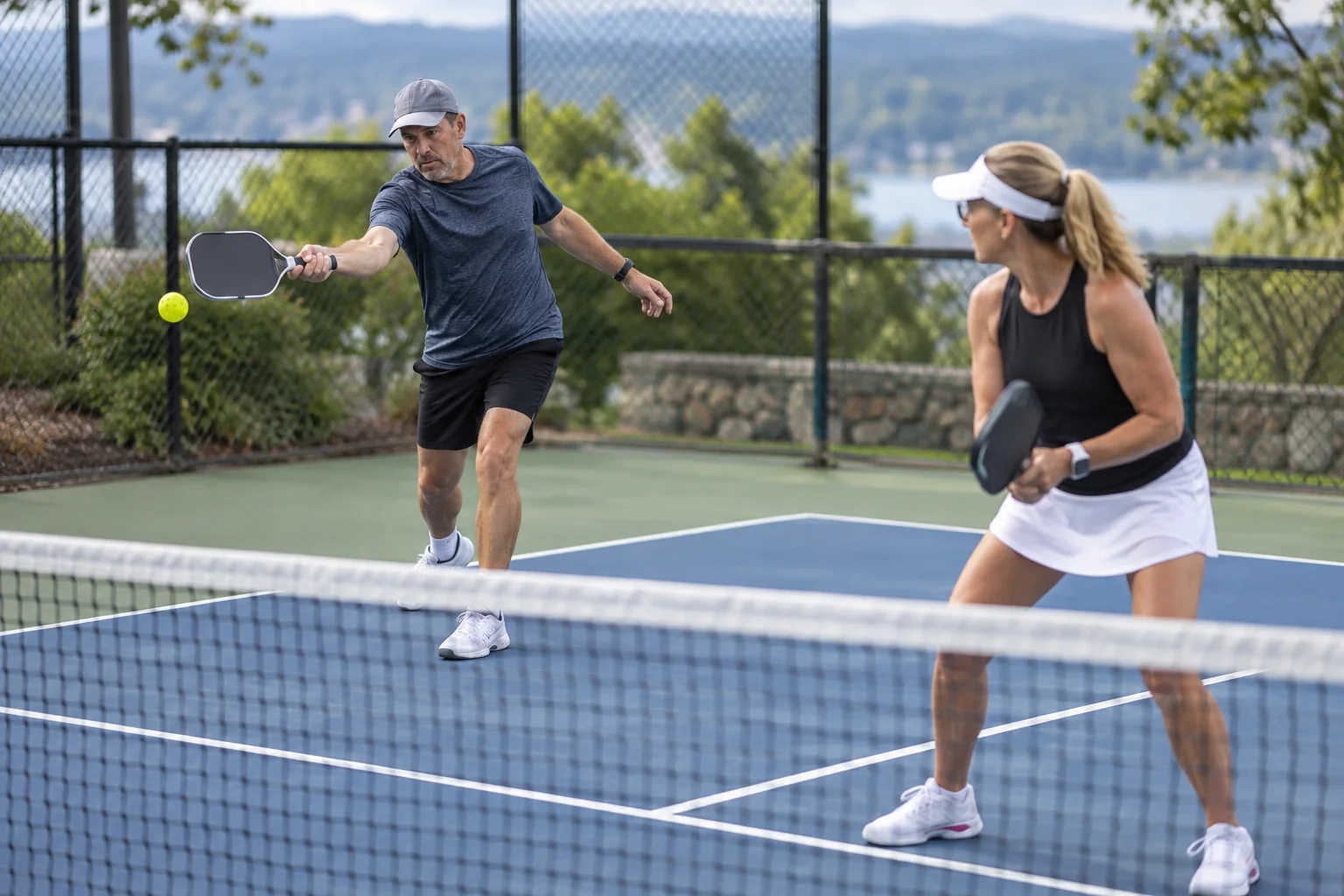 Jugador realizando una devolución profunda de saque en una pista de pickleball