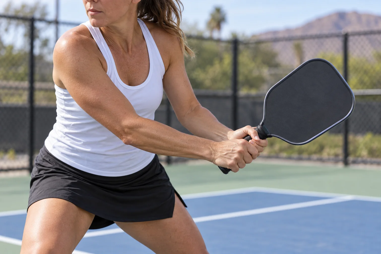 Detalle de la preparación de un revés a dos manos en pickleball