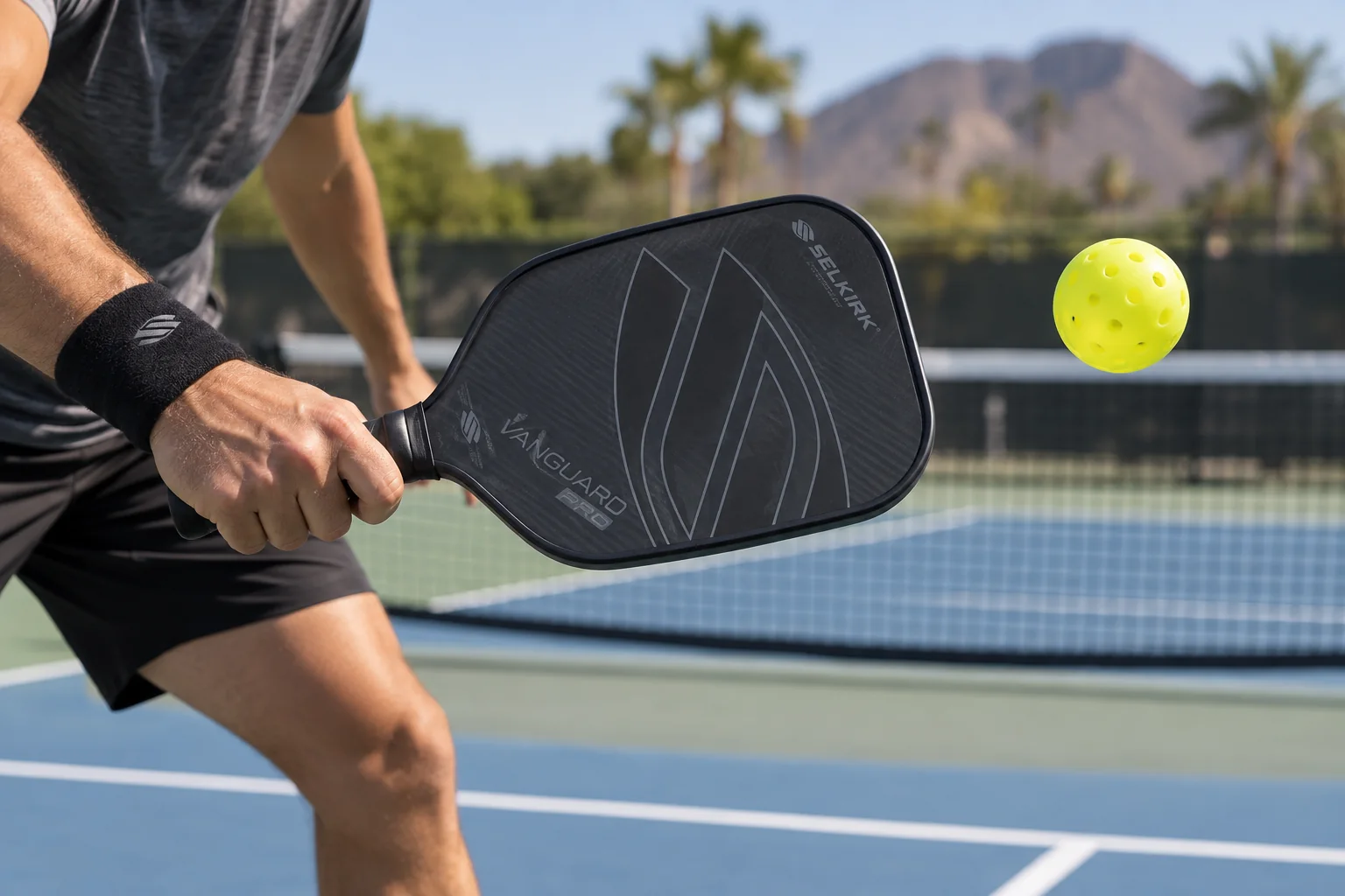 Người chơi sử dụng vợt Selkirk VANGUARD Pro trên sân pickleball