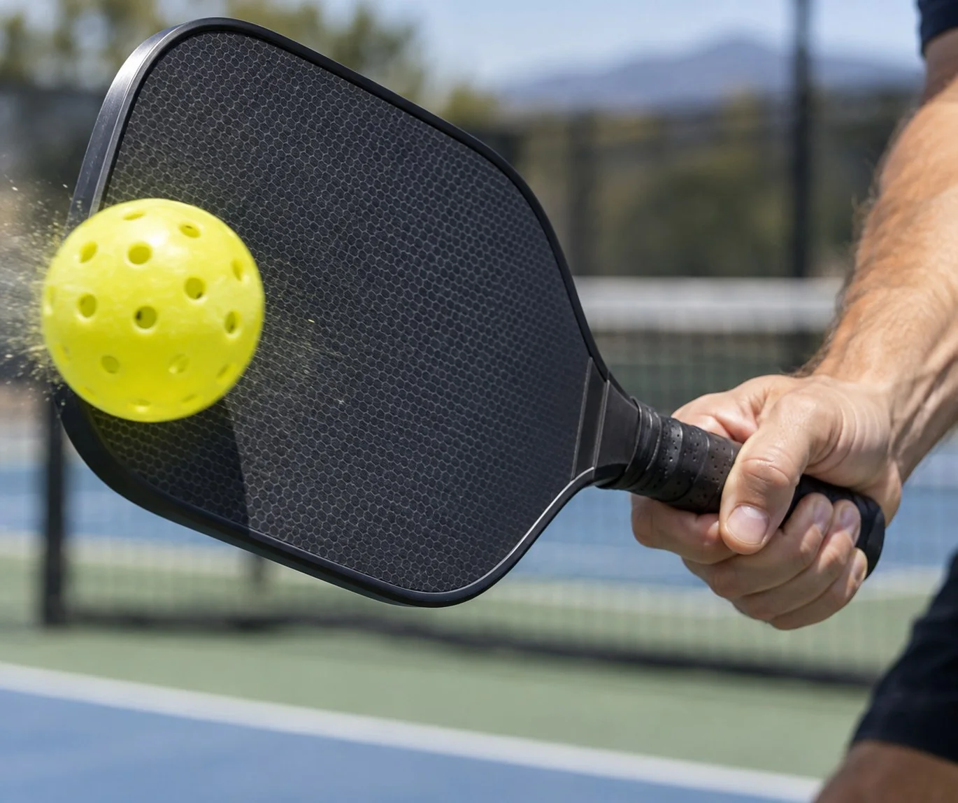 Jogador de pickleball protegendo o corpo enquanto uma bola perfurada se aproxima, cena esportiva realista, quadra correta, sem texto nem logotipos
