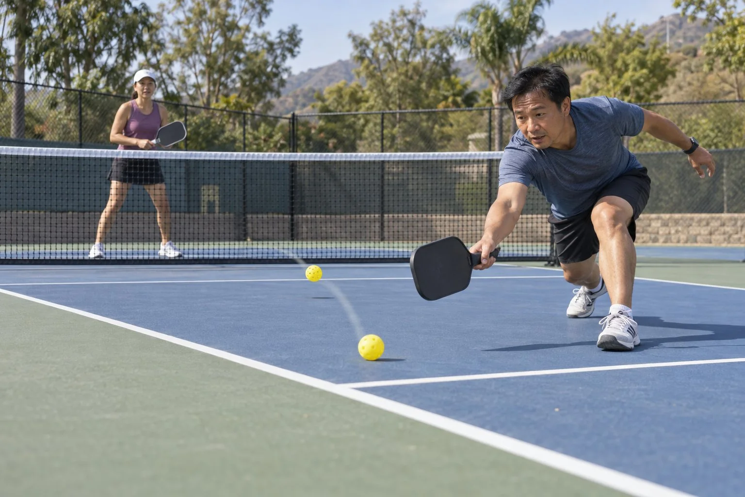 Bóng pickleball nảy lần thứ hai trước khi người nhận kịp trả