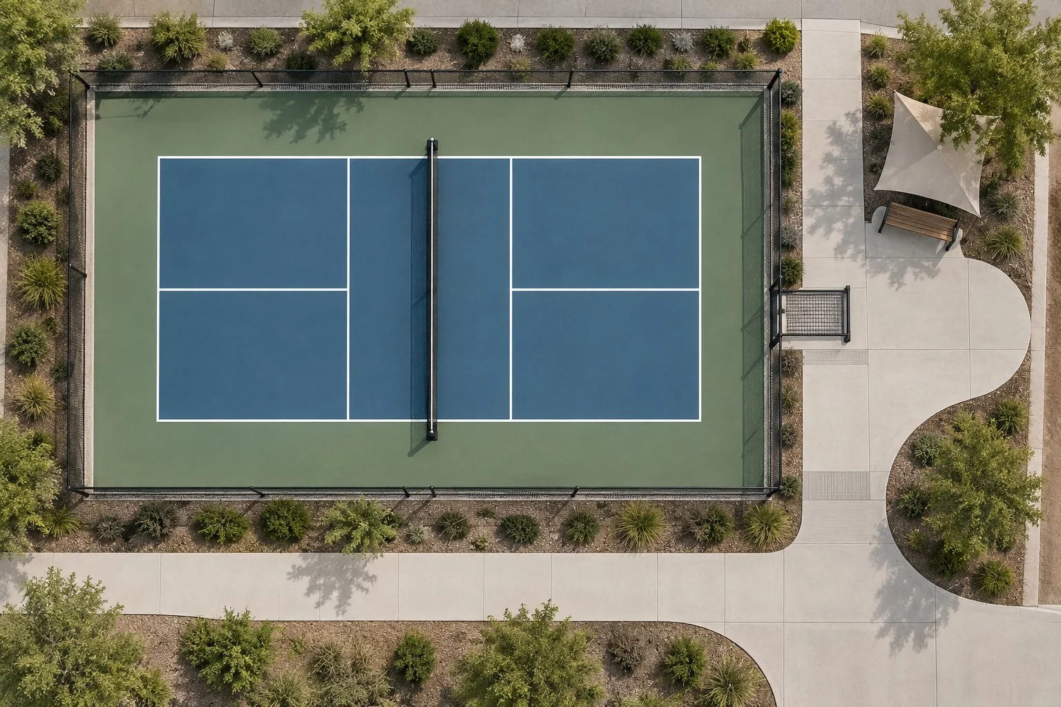 Vista superior editorial de uma quadra de pickleball com caminho acessível, portão e áreas de circulação demarcadas