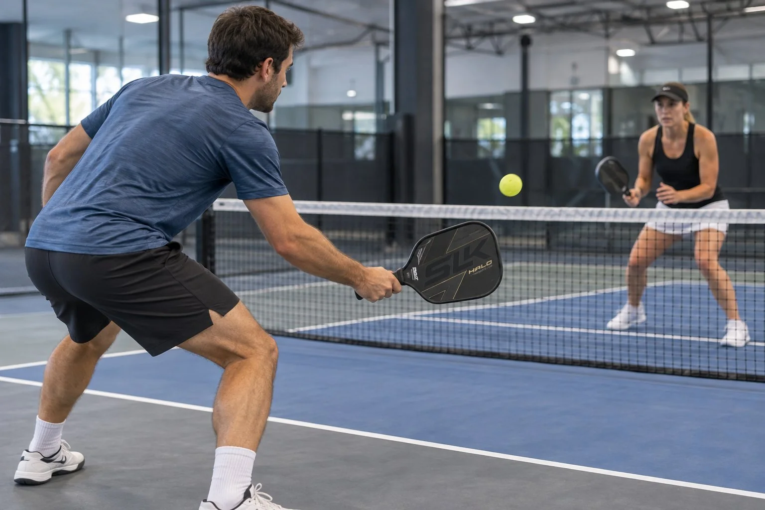 Deux joueurs testent le contrôle d’une raquette de pickleball près de la zone de non-volée