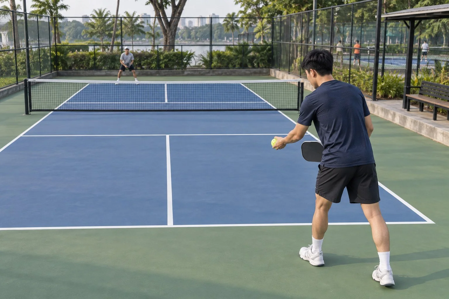 Hai người chơi pickleball đứng đúng hai ô giao chéo trên sân
