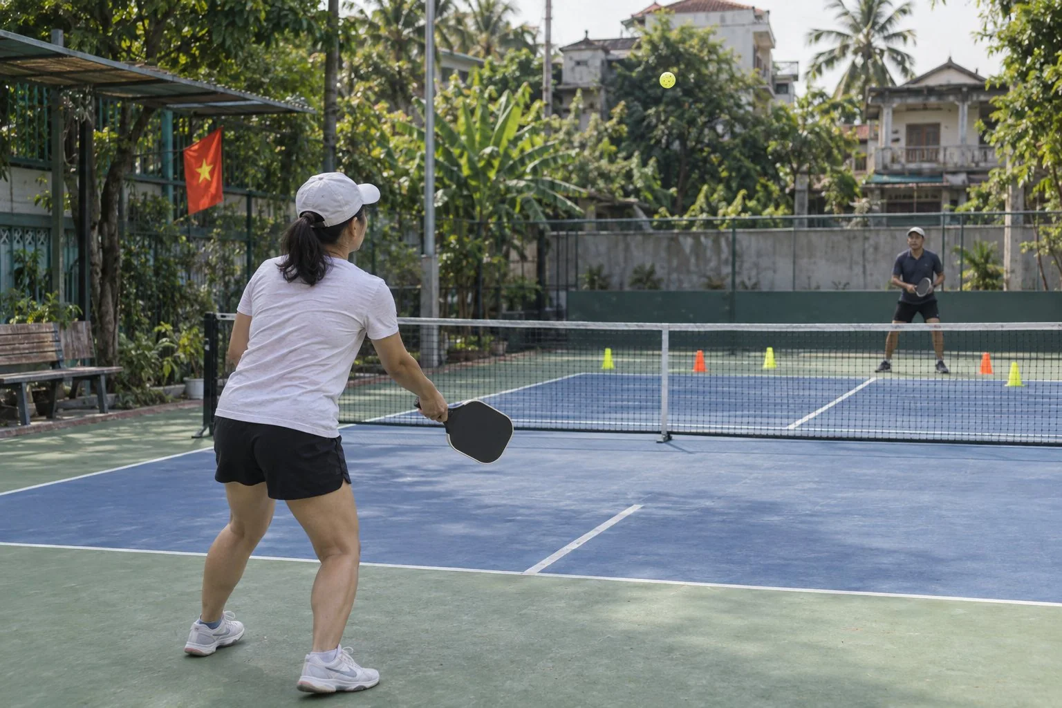 Hai người tập bóng bổng pickleball theo vùng mục tiêu
