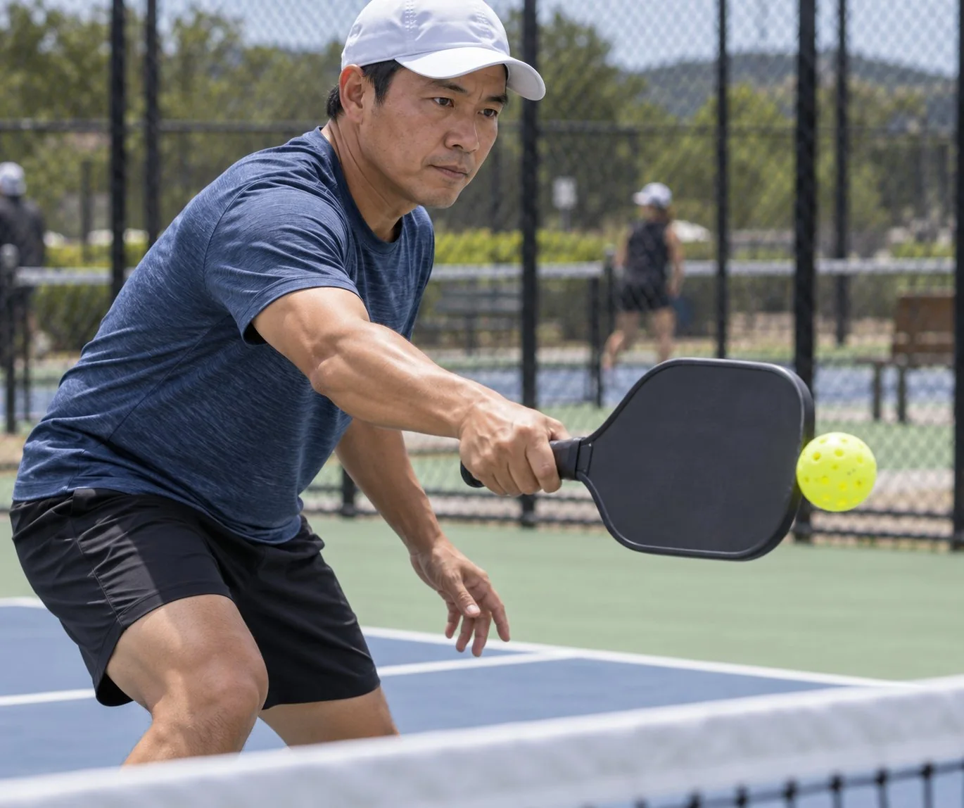 Bóng tiến đến bàn tay vẫn đang tiếp xúc với cán vợt trong một cú đánh pickleball