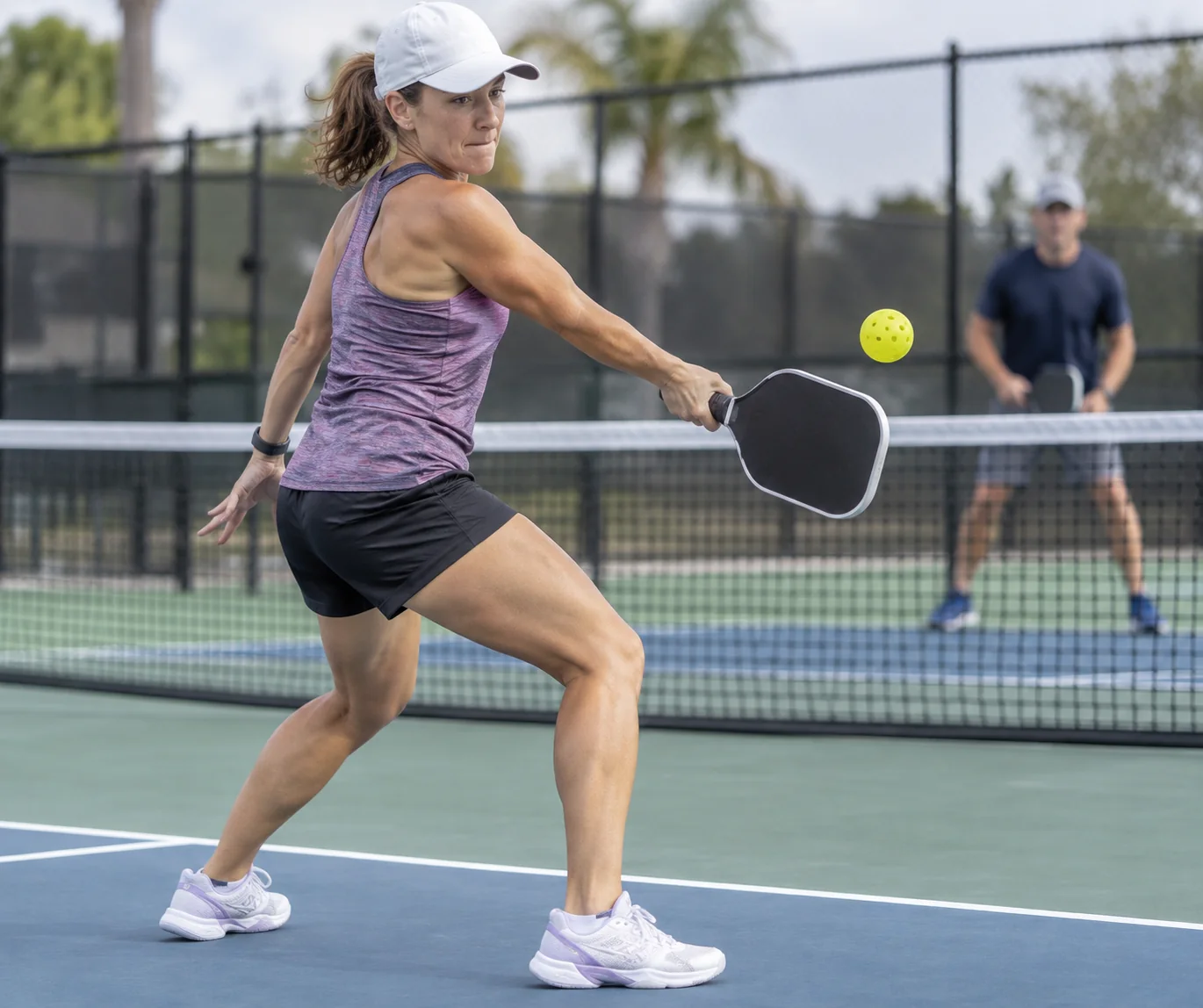 Jugador de pickleball equilibrado después de una defensa cercana al cuerpo