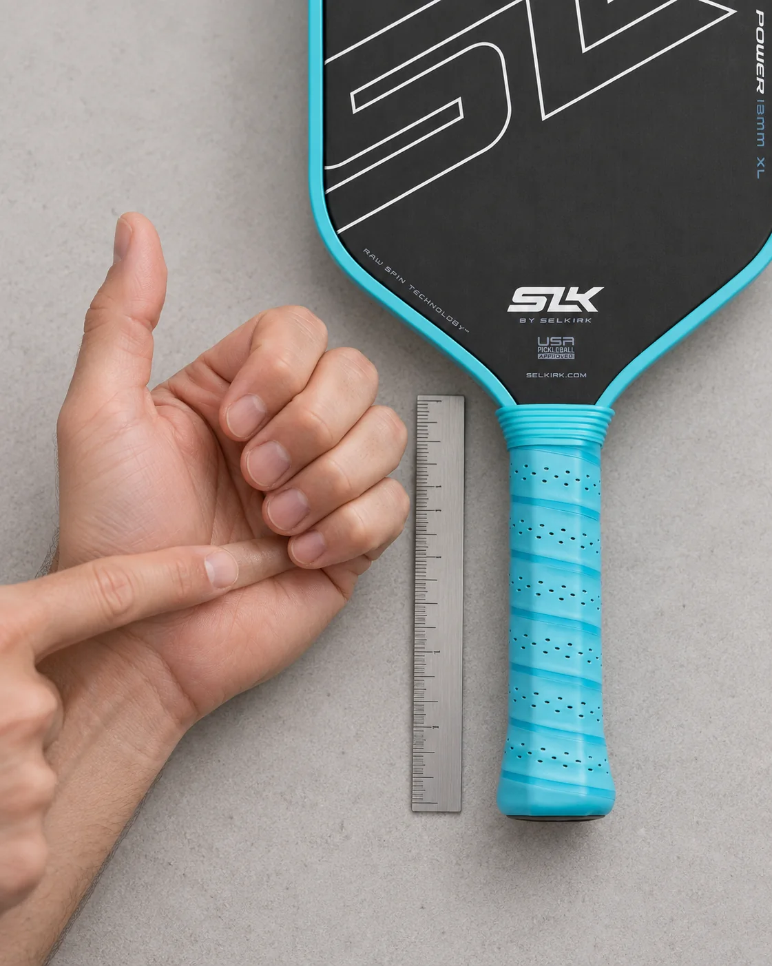 Người chơi cầm vợt pickleball với phần cán rõ nét