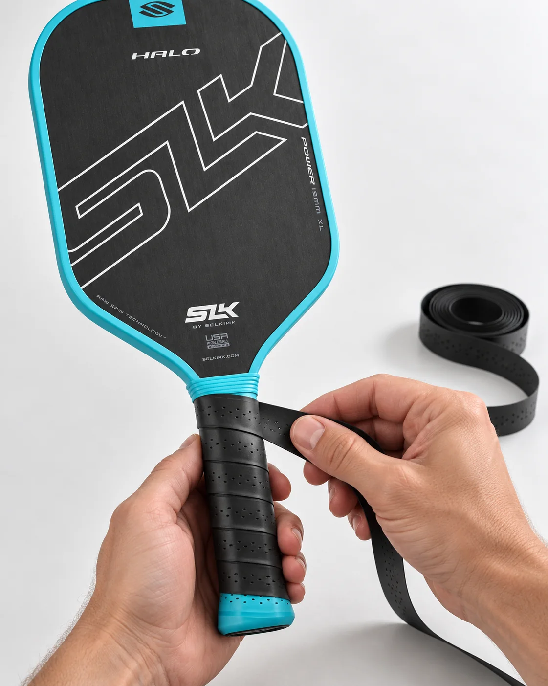 Quấn một lớp overgrip để điều chỉnh nhẹ chu vi cán vợt