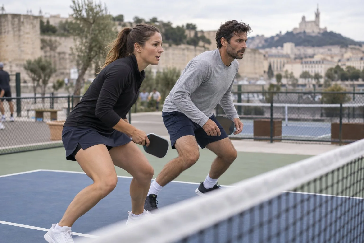 Deux joueurs travaillant un deplacement parallele pres du filet