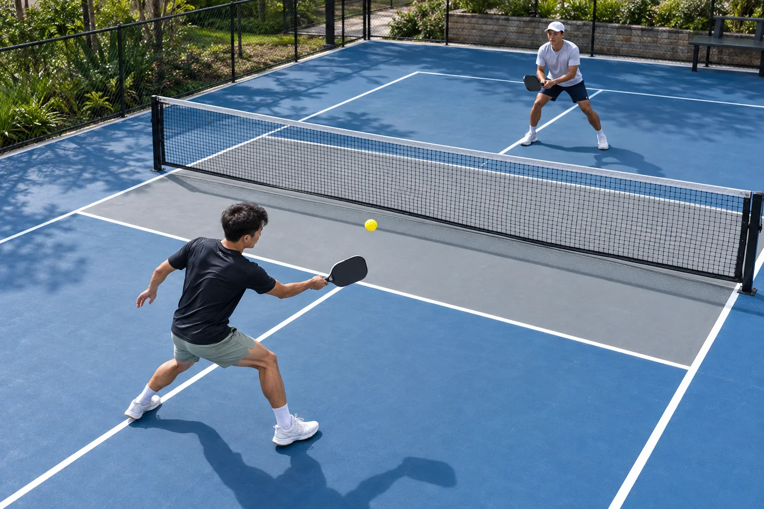 Cận cảnh mặt vợt và đường bóng thấp khi thực hiện forehand dink