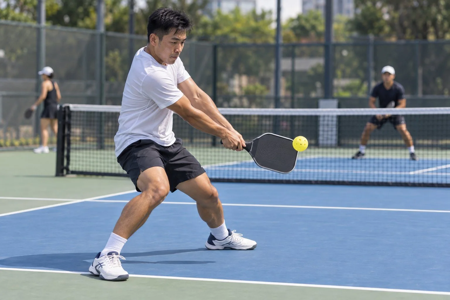 Người chơi pickleball chuẩn bị backhand drive từ cuối sân