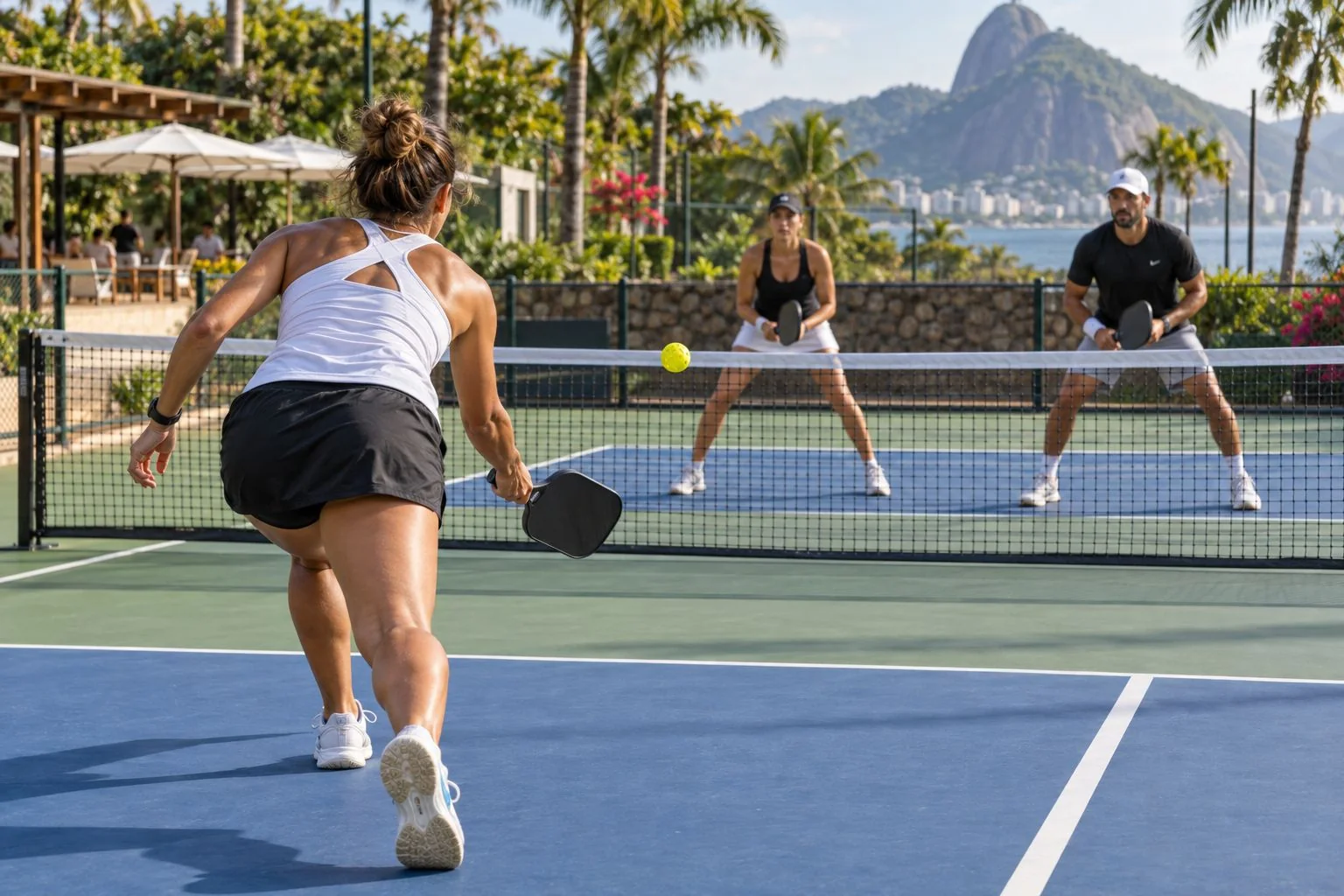 Dupla treinando a sequência de reset e avanço para a cozinha no pickleball