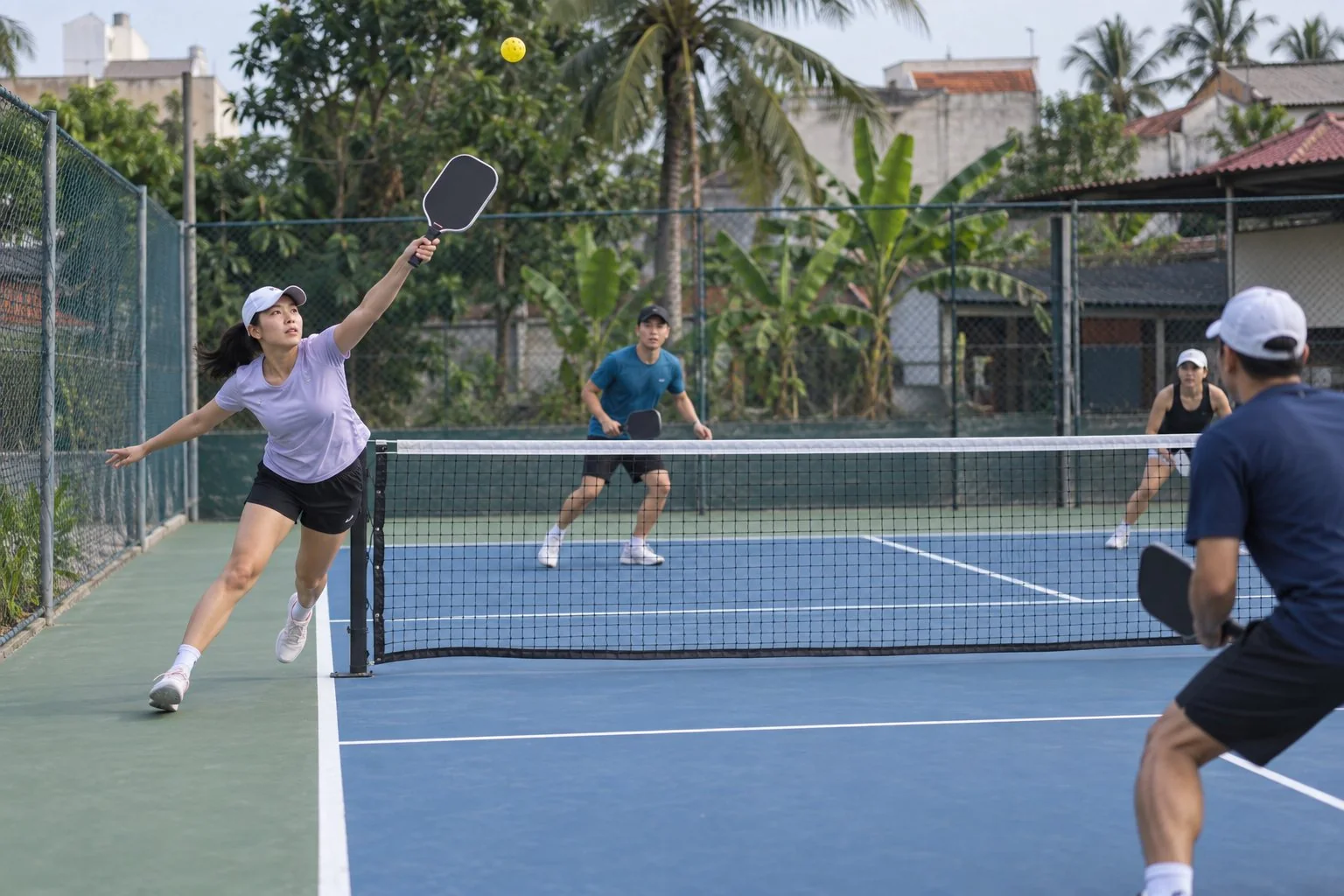 Người chơi pickleball bị kéo rộng thực hiện cú lob phòng thủ cao và sâu