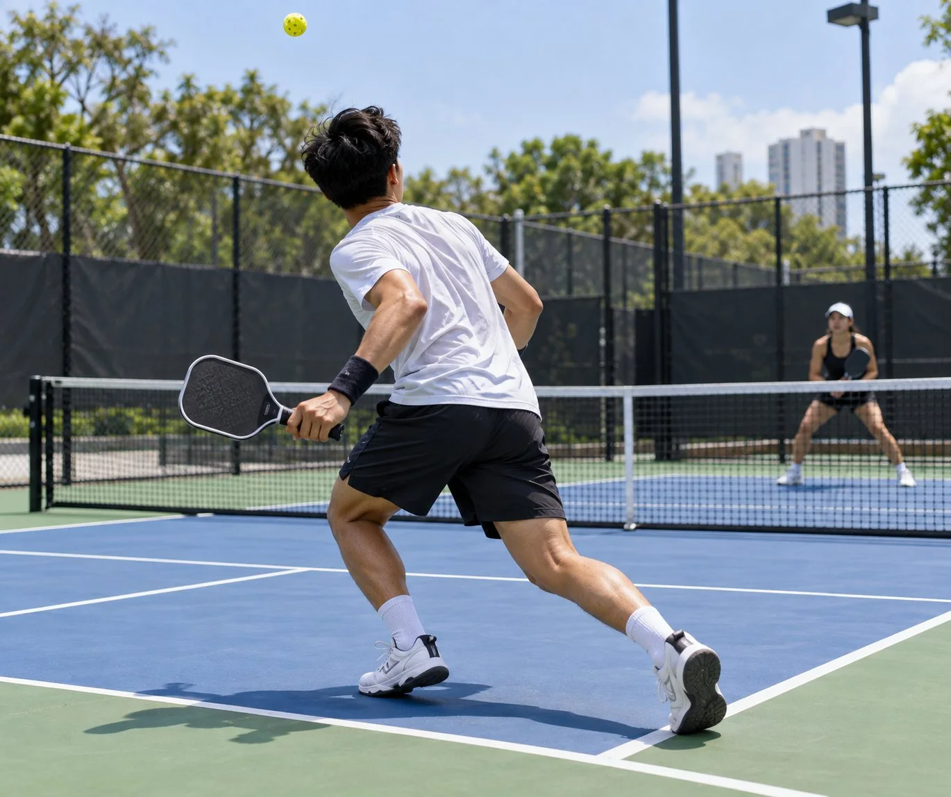 Người chơi pickleball xoay người xử lý cú lob bằng drop step