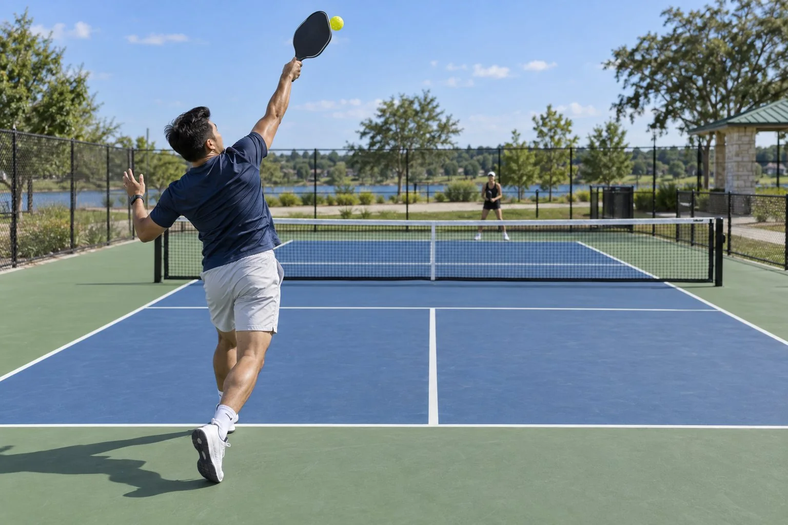 Người chơi hoàn tất cú overhead sau drop step và hồi vị trên sân pickleball
