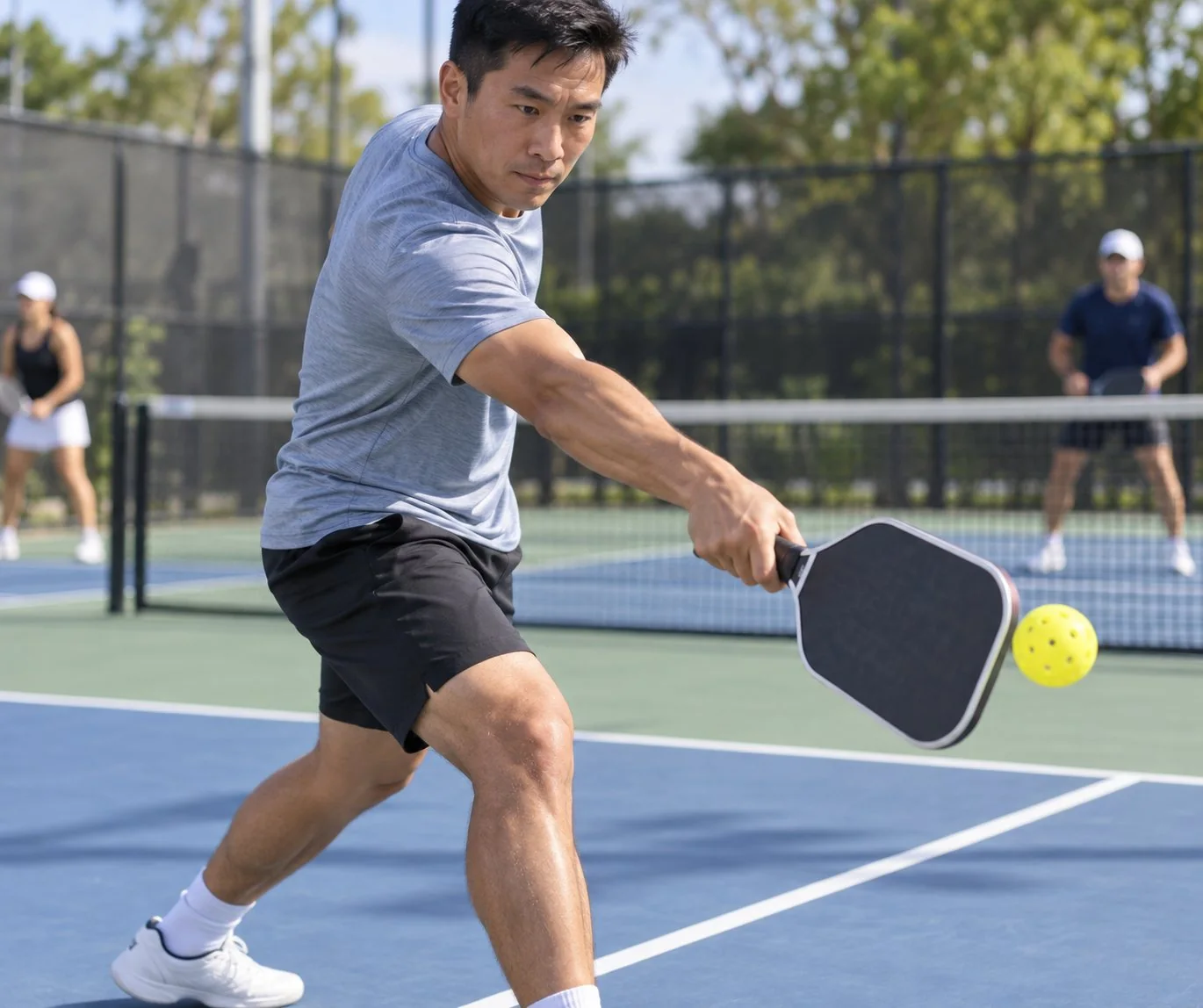 Cận cảnh tư thế chuẩn bị và điểm chạm của cú drive thuận tay pickleball