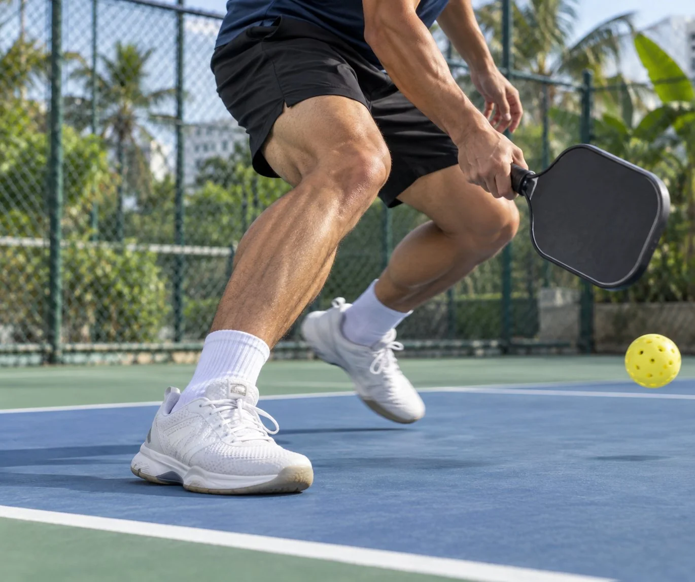 Cận cảnh bàn chân và tư thế pivot khi chạy về bóng sâu pickleball