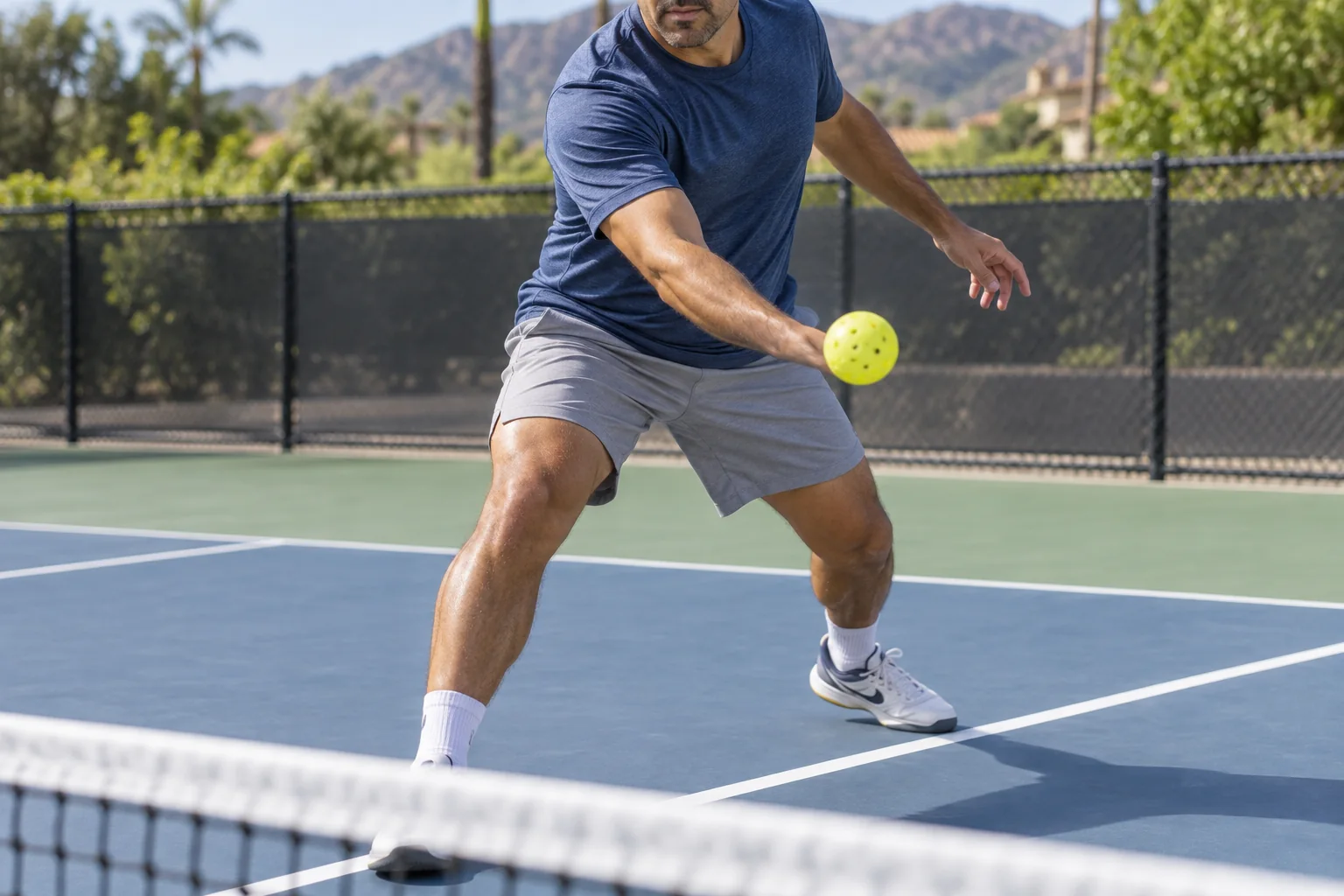 Postura equilibrada para preparar un forehand roll delante del cuerpo