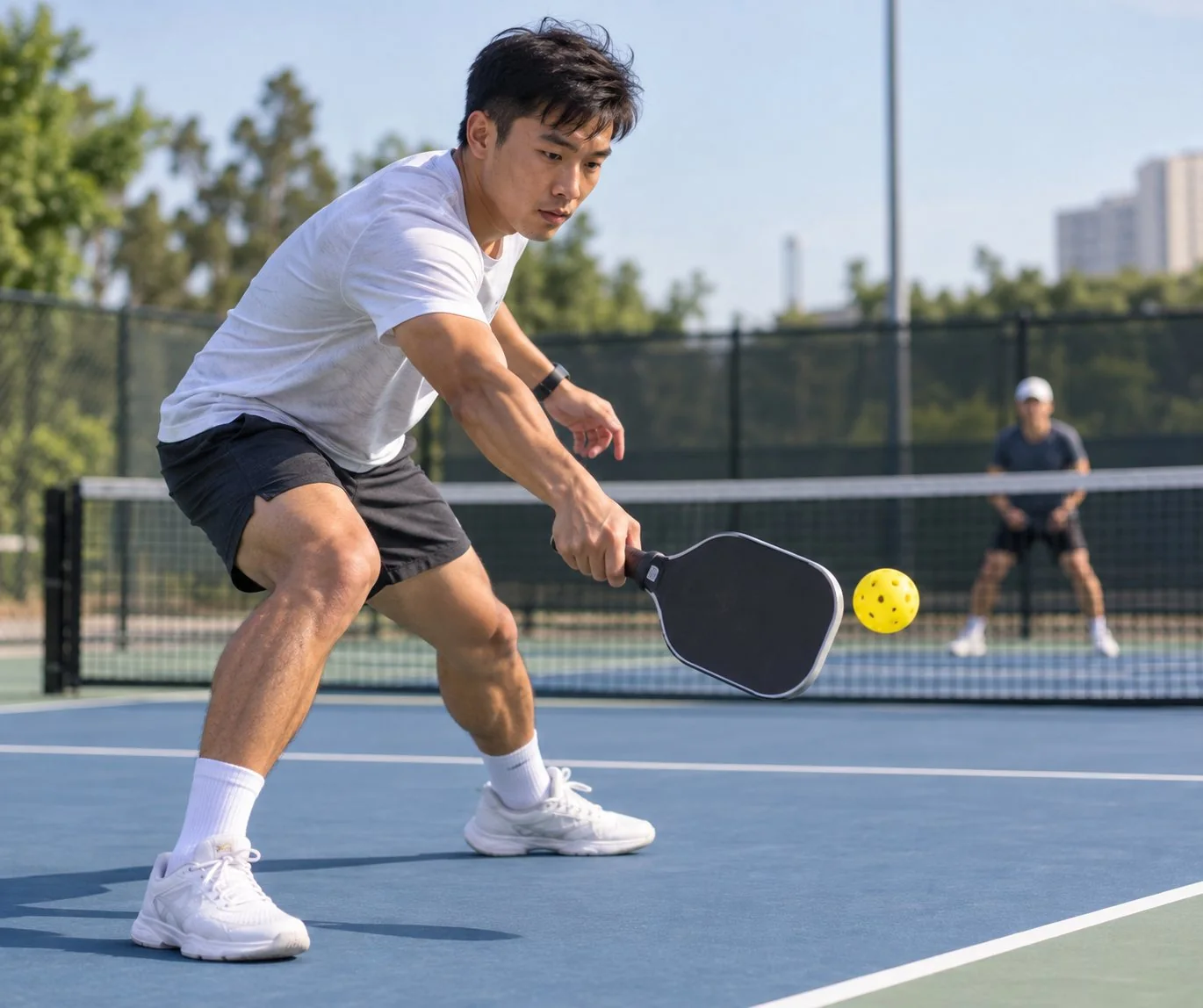 Cận cảnh tư thế chuẩn bị và điểm chạm của cú drop thứ ba pickleball