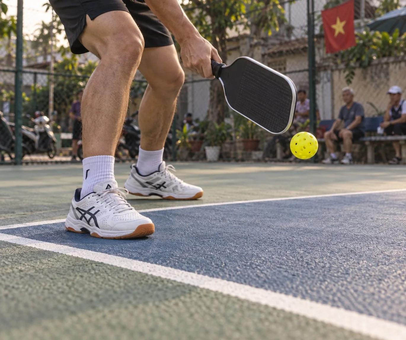 Cận cảnh chân và vợt khi nạp trọng tâm ở vạch bếp