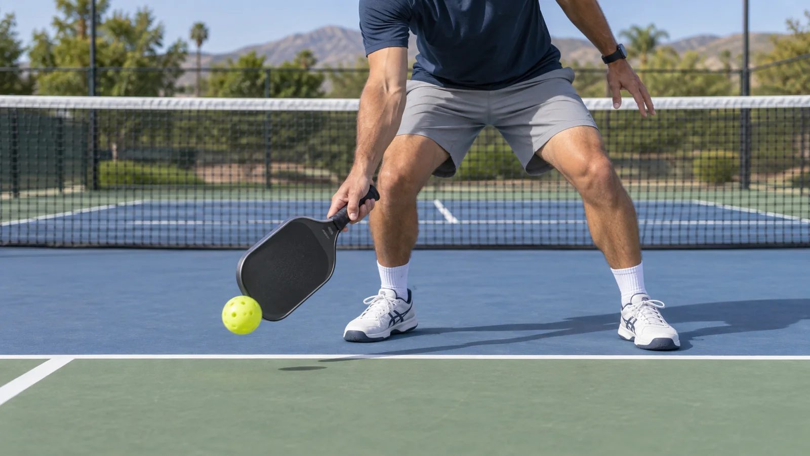 Primer plano de la postura equilibrada para absorber una bola baja