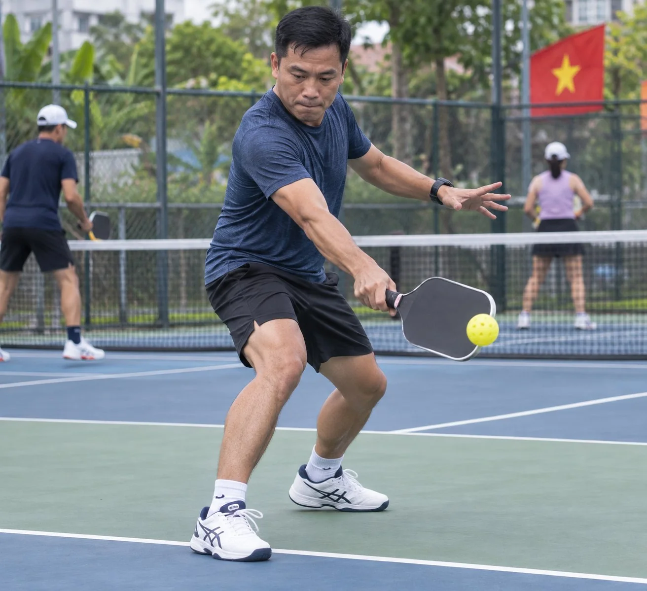 Cận cảnh điểm chạm forehand slice với mặt vợt mở vừa phải
