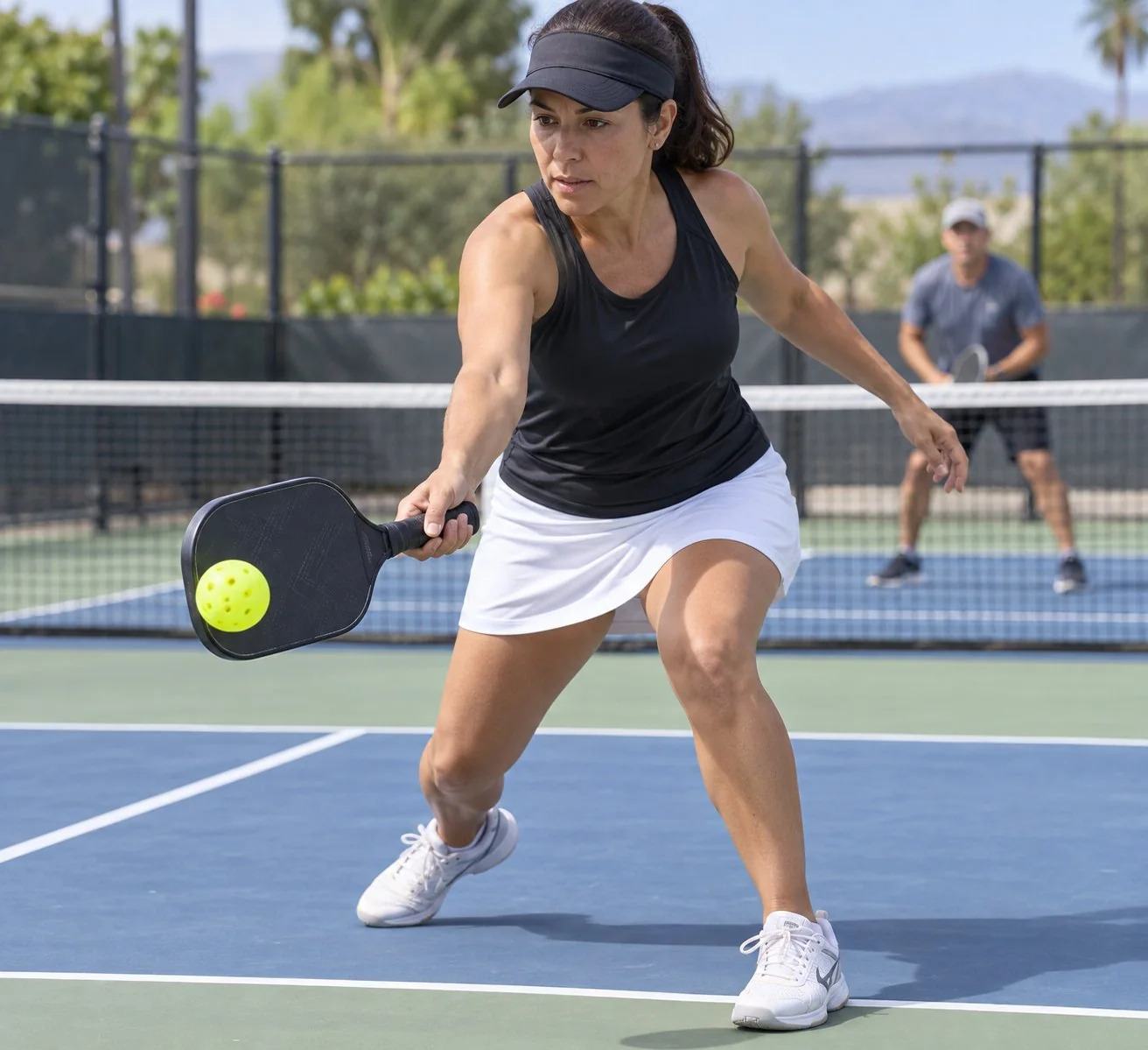 Primer plano del contacto de un slice de derecha en pickleball