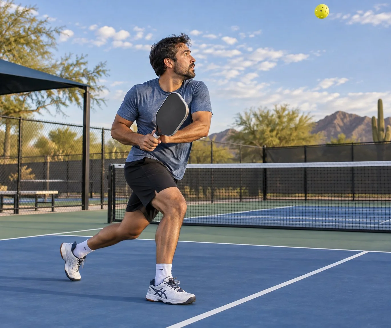 Diagrama superior del giro y el paso de caída para defender un globo en pickleball