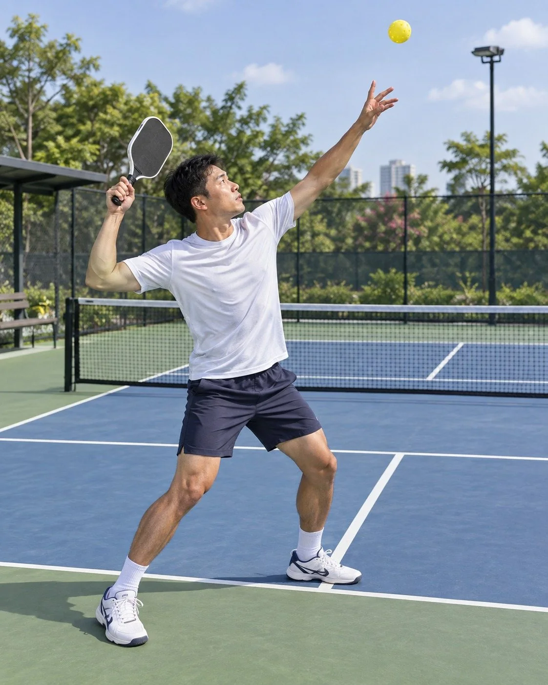 Cận cảnh tư thế block volley pickleball trước thân với điểm tiếp xúc thấp và ổn định