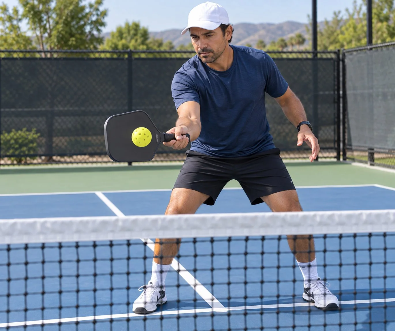 Primer plano del contacto, la mano relajada y los pies equilibrados en pickleball