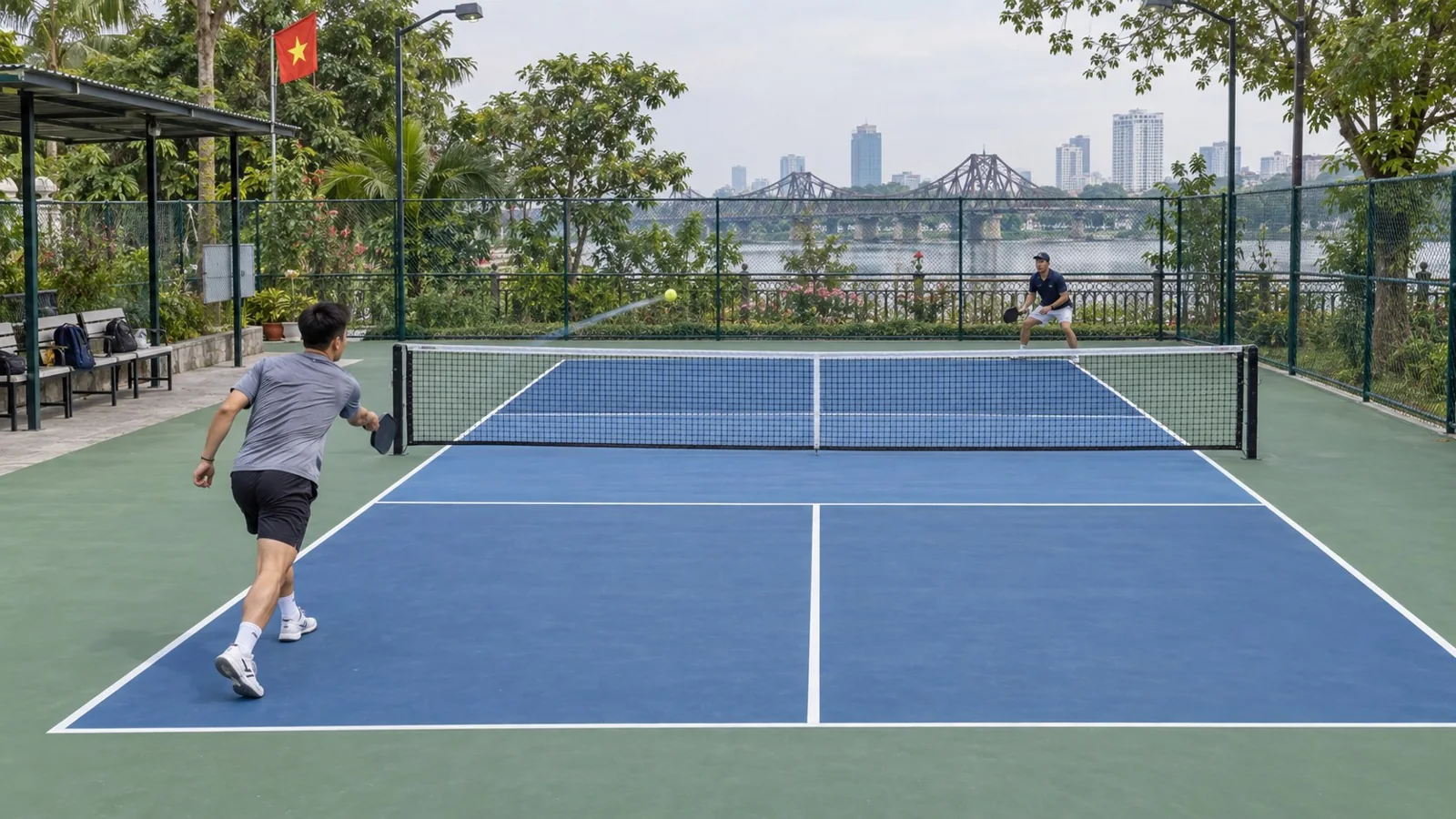 Người chơi pickleball hồi vị sau giao bóng, quan sát quả trả từ cuối sân