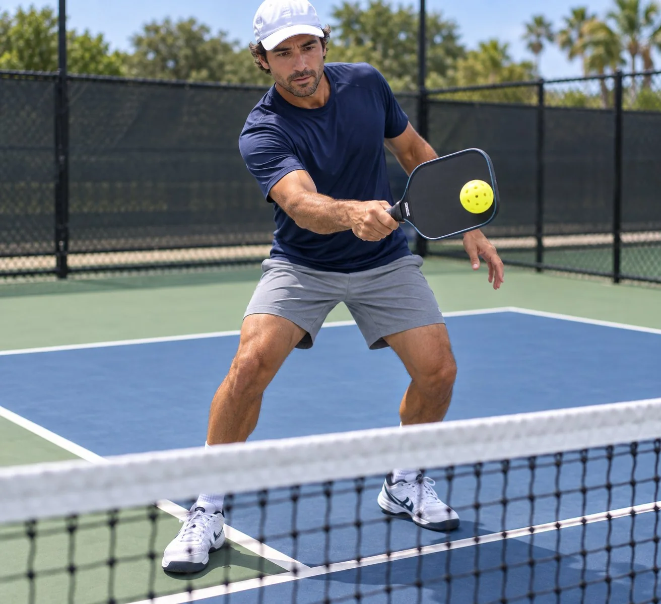 Primer plano del contacto, la mano relajada y los pies equilibrados en pickleball