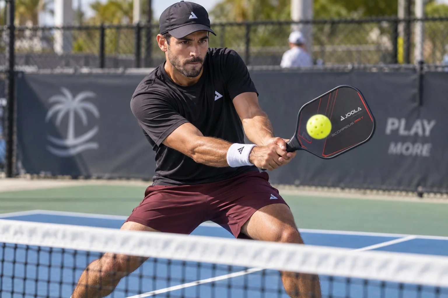 Diagrama superior de la preparación compacta y la trayectoria de una volea de revés en pickleball