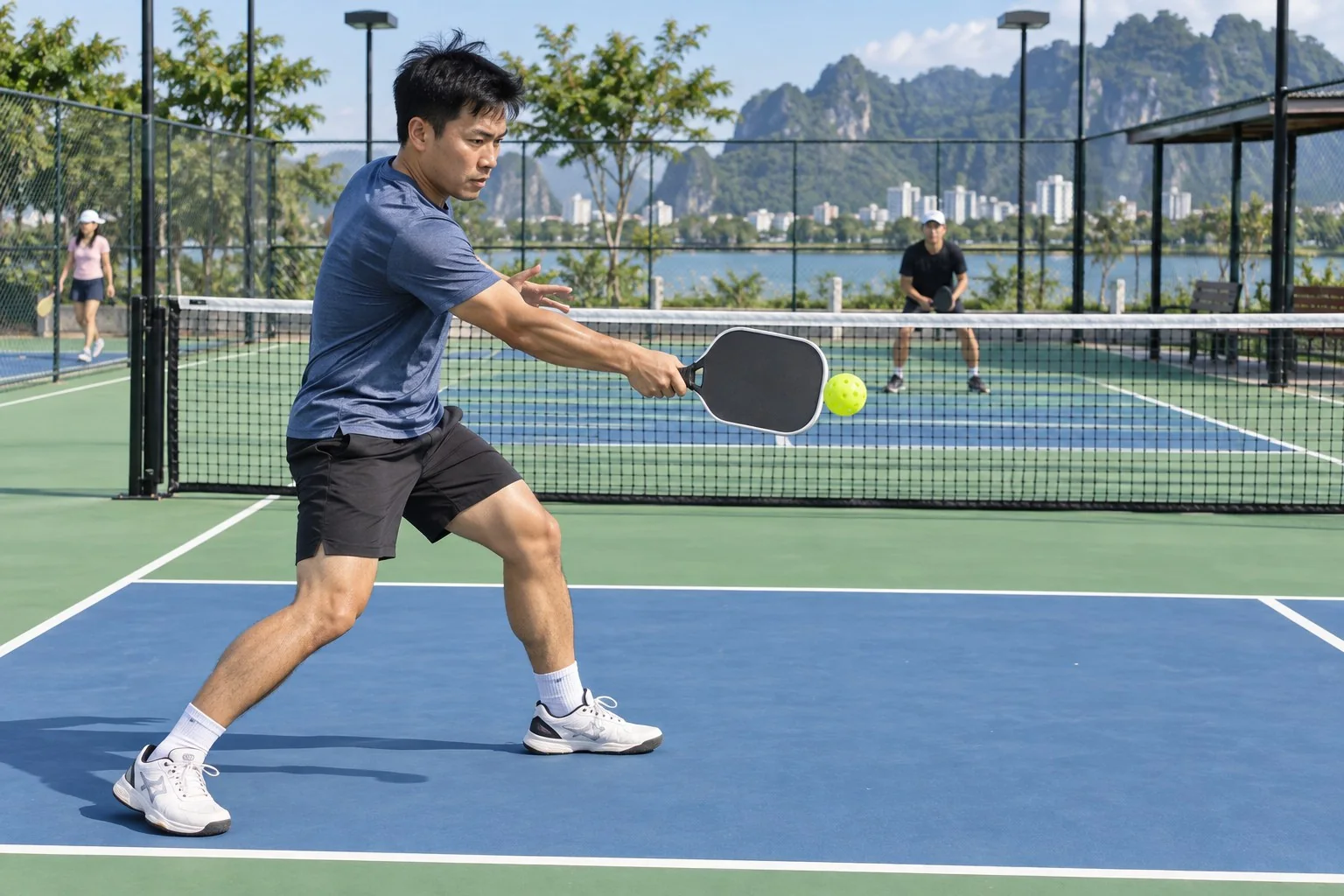 Cận cảnh điểm chạm phía trước hông trong forehand drive pickleball
